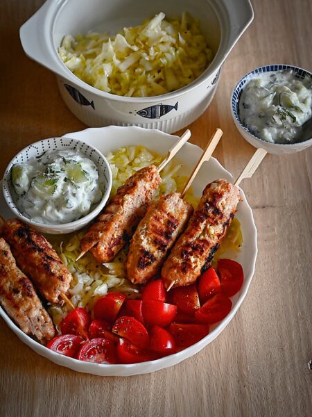 griekse gehaktspiesjes met koolsla en tzatziki