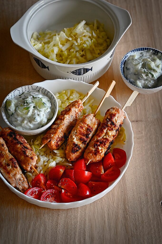 griekse gehaktspiesjes met koolsla en tzatziki