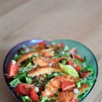 Zomerse salade met krokante kipdijfilet