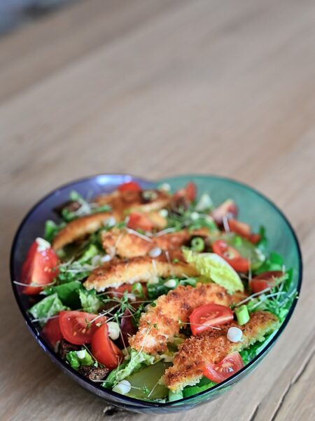 Zomerse salade met krokante kipdijfilet