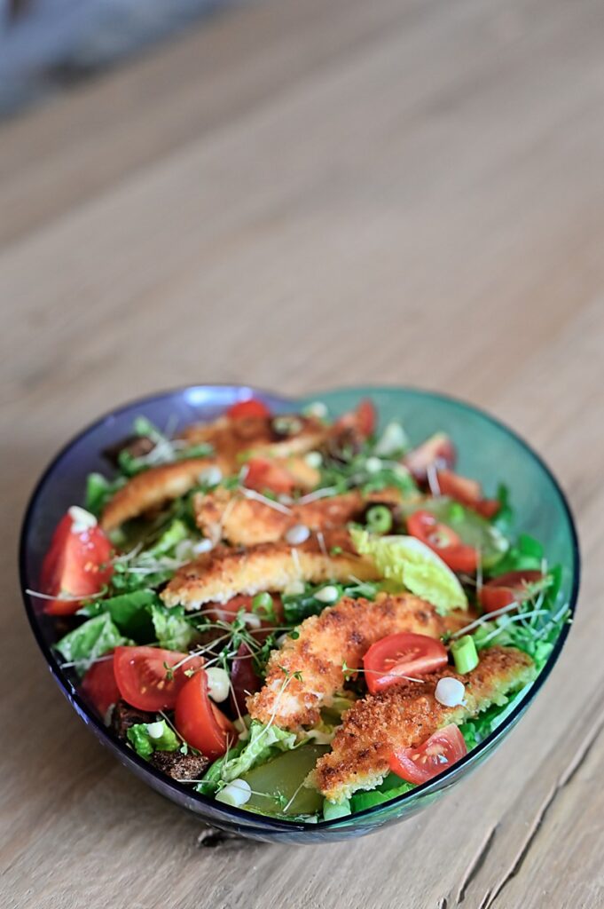 Zomerse salade met krokante kipdijfilet