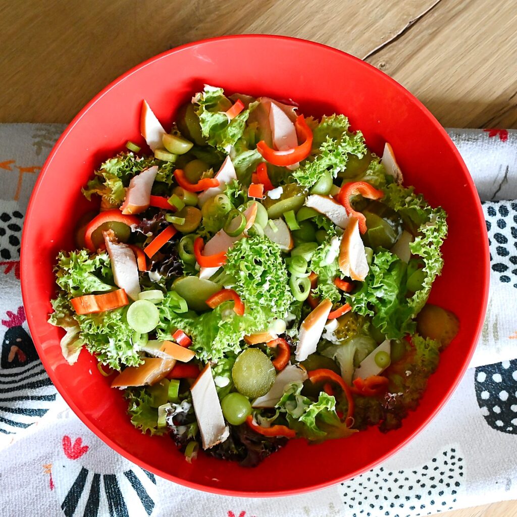 maaltijdsalade met gerookte kip paprika en druiven