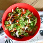 maaltijdsalade met gerookte kip paprika en druiven