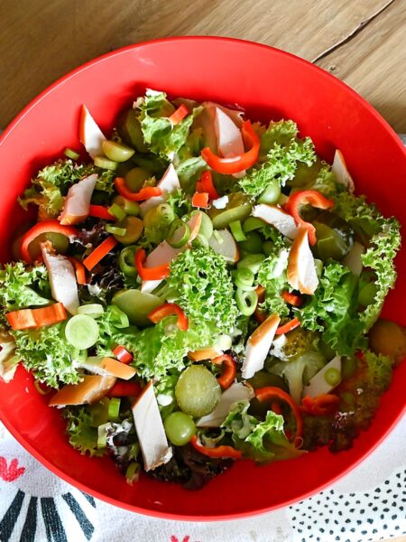 maaltijdsalade met gerookte kip paprika en druiven