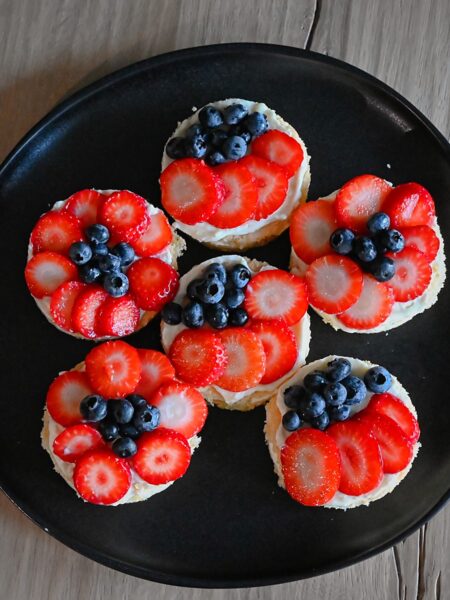 biscuit taartjes met verveine creme en zomerfruit, zien ze er niet lekker uit